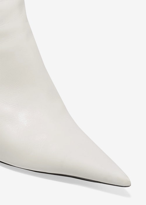 Белые ботильоны Balenciaga с острым носом ультрамодную модель можно купить в ЦУМе | Vogue