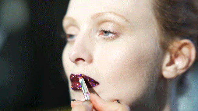 Lust 004 блестки для губ от Пэт Макграт как на показе Atelier Versace | Vogue