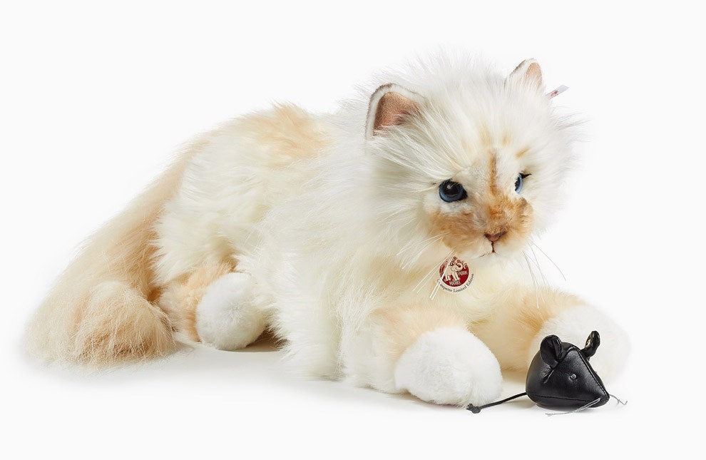 Карл Лагерфельд совместно с компанией Steiff выпустил игрушечную версию кошки Шупетт | Vogue