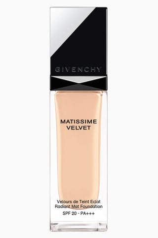 Бархатистый Givenchy Matissime Velvet c защитой SPF20 — 3615 рублей ЦУМ.
