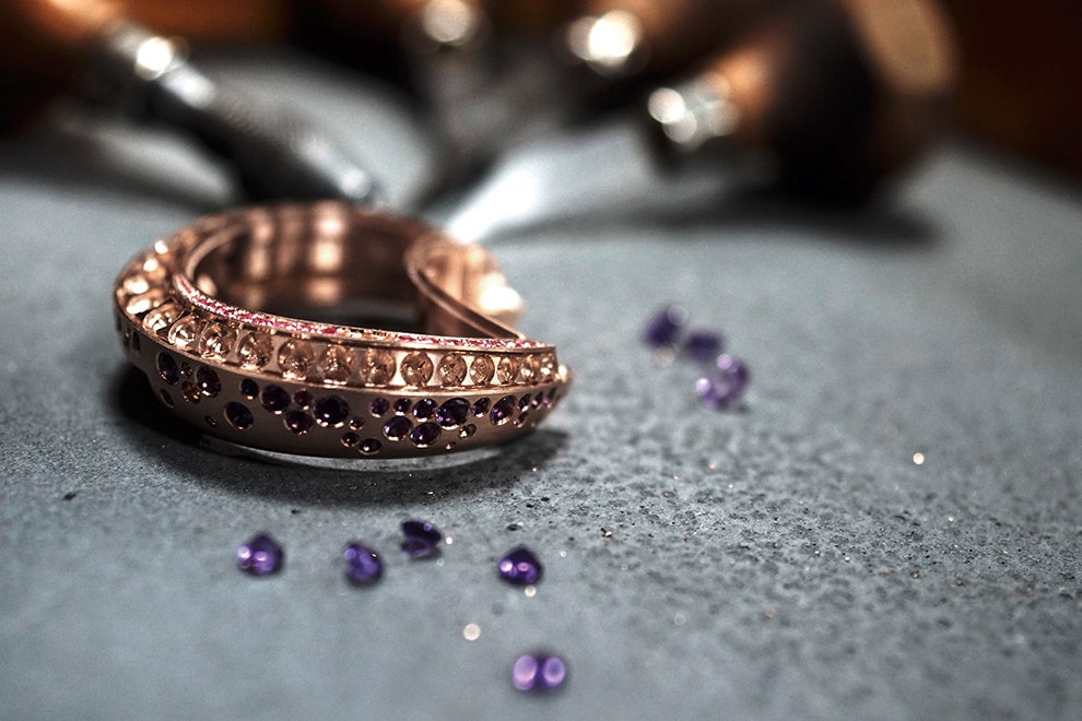 Часы Luna de Grisogono с бриллиантами самоцветами и эмалевым циферблатом | Vogue