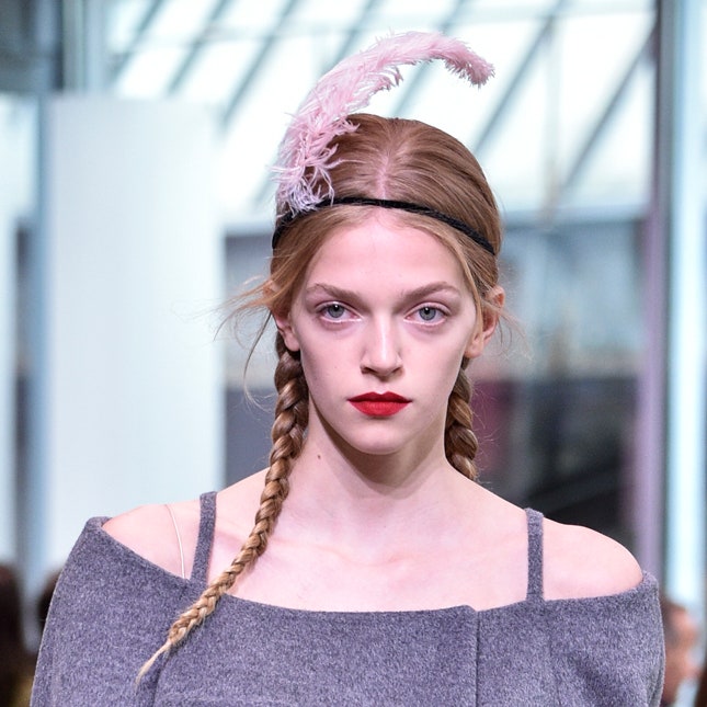 Индейские гладкие косы на показе Prada resort 2018