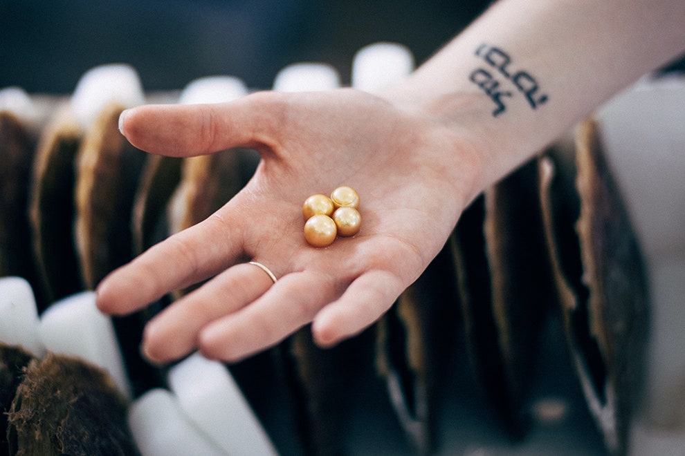 Как выращивают золотой жемчуг южных морей на ферме Jewelmer | Vogue