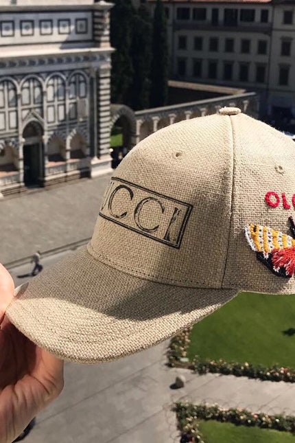 Кепки Gucci  оригинальные приглашения на показ круизной коллекции 2018