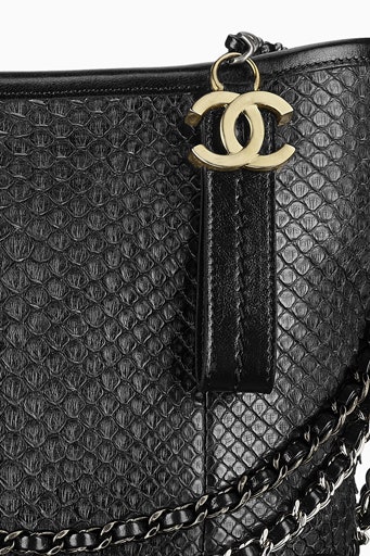 Сумка Chanel's Gabrielle из кожи питона фото и обзор модели | Vogue