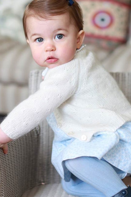 Принцессе Шарлотте исполняется 2 года официальное фото сделанное ко дню рождения | Vogue