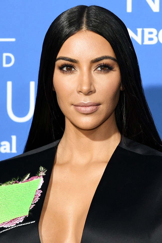 Секрет блестящих волос как у Ким Кардашьян эффективные средства для ухода и стайлинга | Vogue