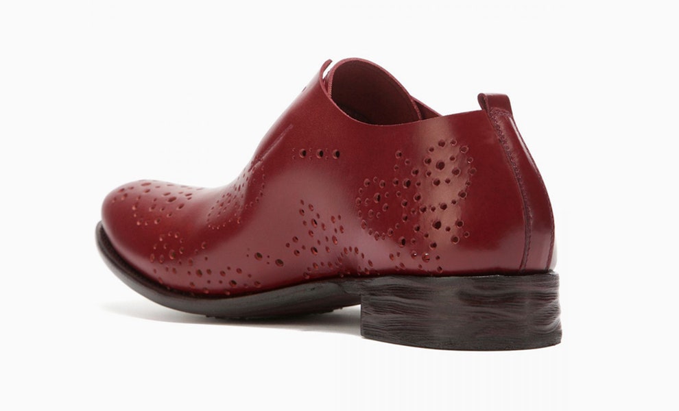 Туфли Rocco P. ботинки винного цвета с перфорацией напоминающие мужские броги | Vogue