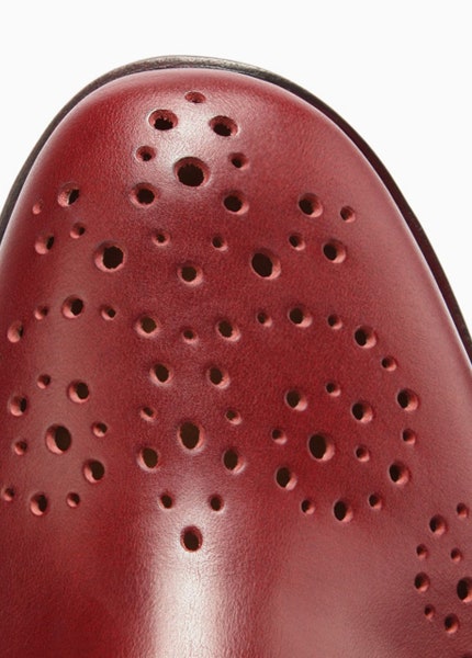 Туфли Rocco P. ботинки винного цвета с перфорацией напоминающие мужские броги | Vogue