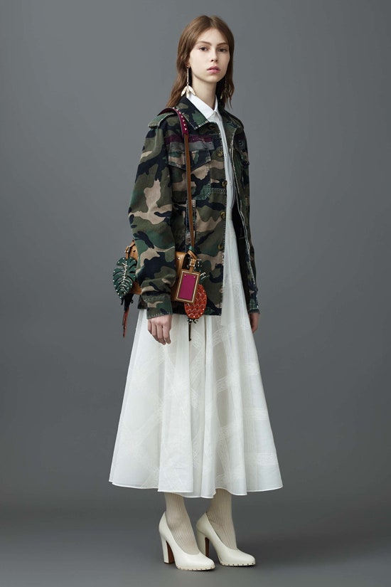 Модные камуфляжные куртки для женского весеннего гардероба | Vogue