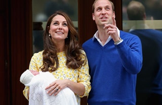 Герцог и герцогиня Кембриджские со своей дочкой май 2015 года.