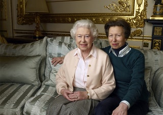 Королева Елизавета II с дочерью принцессой Анной. Фото Энни Лейбовиц.