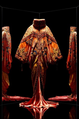 Пальто и платье Shhrazade — творение Джона Гальяно Christian Dior Haute Couture весналето 1998.