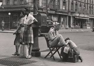 «Солдат начищает ботинки на 125й улице» 1946.