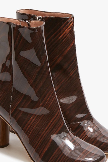«Полированные» ботильоны Acne Studios с узором имитирующим срез древесины | Vogue