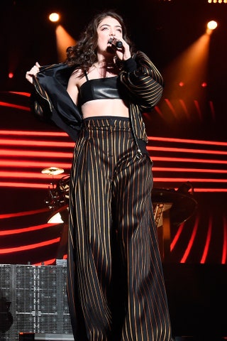 В костюме Zimmermann во время выступления Disclosure на фестивале Coachella 2016.