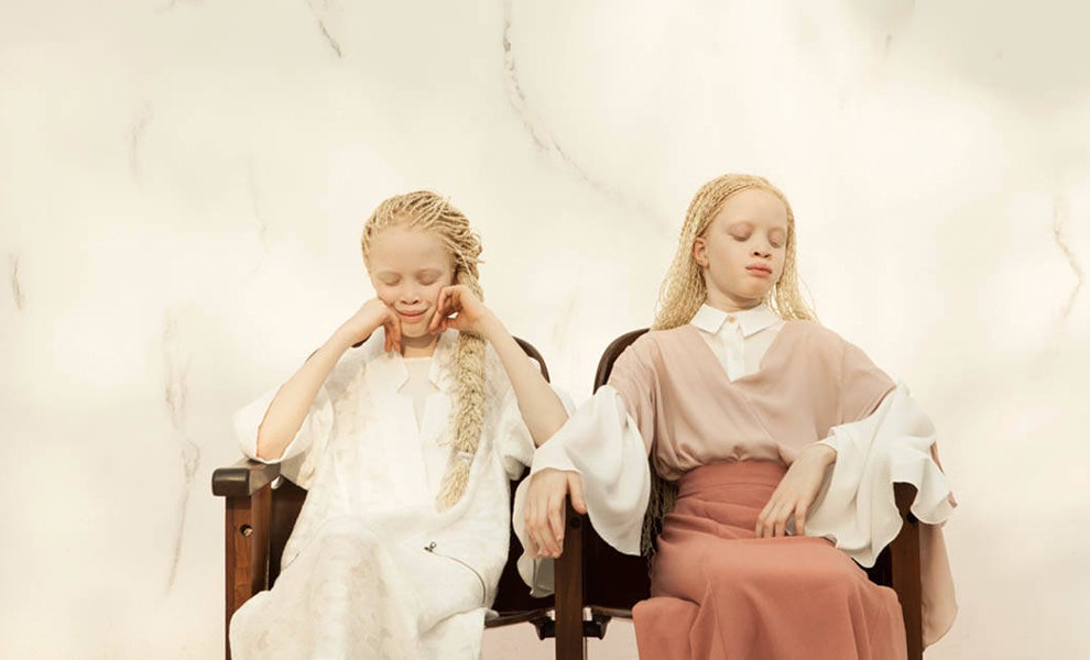 Сестры Бавар близнецыальбиносы Лара и Мара и темнокожая Шейла на фото Виничиуса Террановы | Vogue