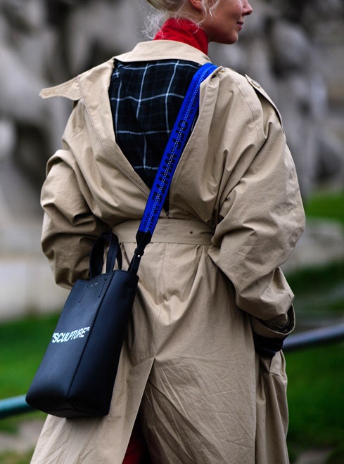 Как носить плащ модные образы на фото Наташи Гольденберг Ольги Карпуть и других модниц | Vogue