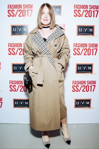 Юлия Рубан в плаще Ruban на «ЦУМ Fashion Show» весналето 2017.