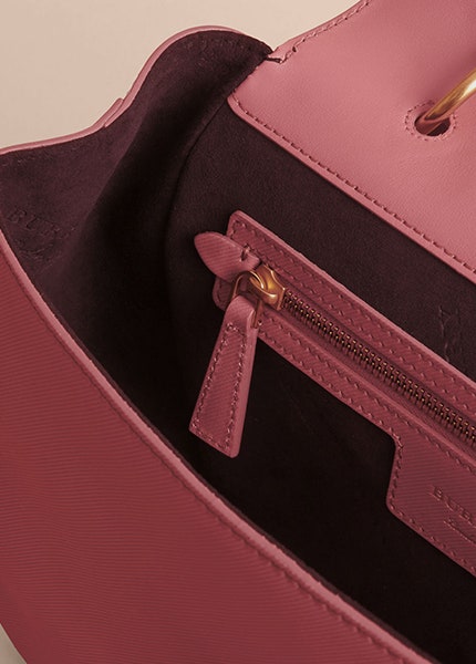 Сумка Burberry The DK88 розового цвета из фирменной кожи Trench | Vogue