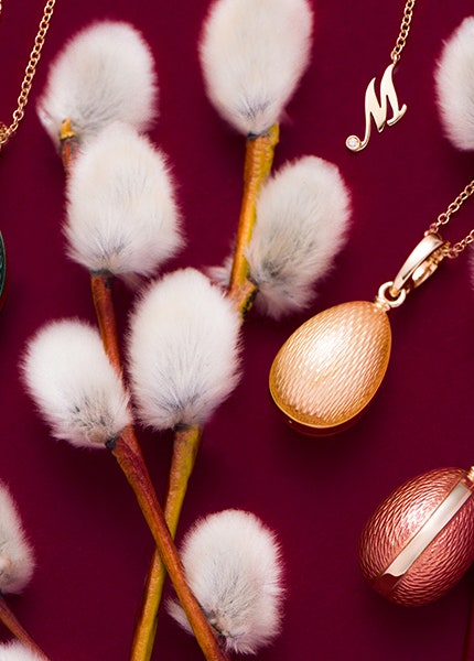 Пасхальная коллекция Mercury золотые кулоныяички в цветной эмали гильоше | Vogue