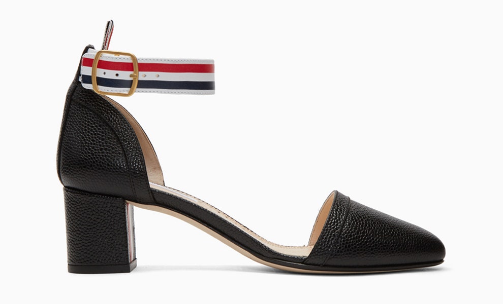 Туфли Thom Browne в морском стиле обувь из темносиней кожи с зернистой текстурой | Vogue