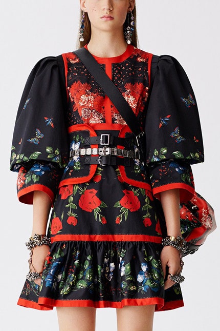 Платье Alexander McQueen с цветами модель с пышными рукавами воланом и красными лентами | Vogue
