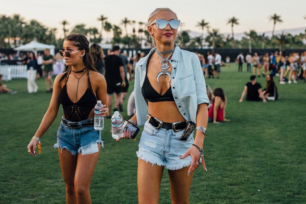 Стритстайлфото на фестивале Coachella модные образы любителей музыки | Vogue