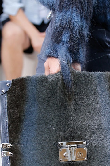 Меховая дорожная сумка Louis Vuitton вариант кейса для багажа из мужской линии | Vogue