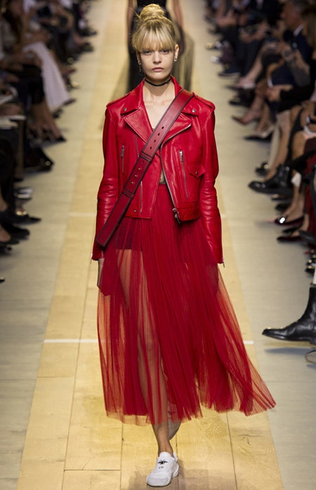 Куртки пальто и плащи красного цвета модная верхняя одежда весны 2017 | Vogue