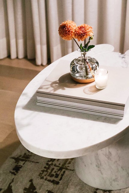 Красивые мраморные столики для модных современных интерьеров | Vogue