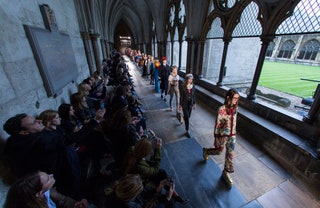 Круизную коллекцию 2016 года Gucci показывали в Вестминстерском аббатстве в Лондоне.