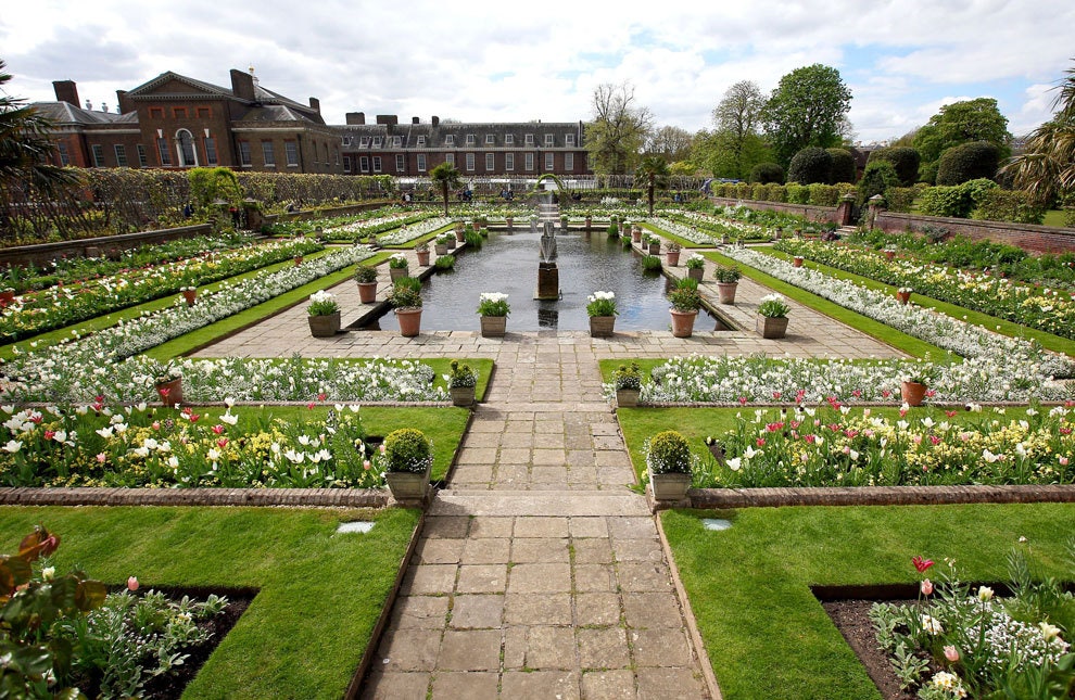 В Кенсингтонском дворце открыли сад принцессы Дианы White Garden | Vogue