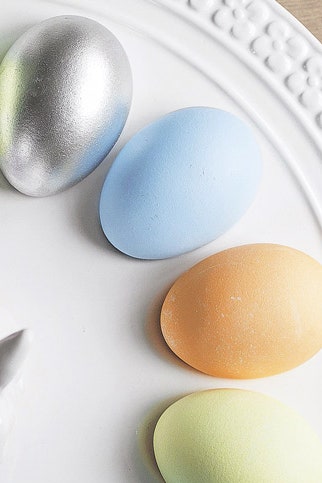 Пасхальный декор для сервировки стола блюда для яиц фигурки кроликов скатерти и салфетки | Vogue