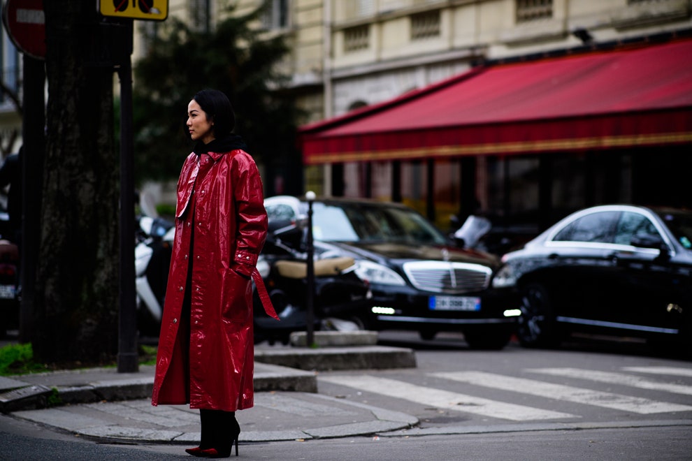 Лаковая кожа модные образы на стритстайлфото с недель моды | Vogue
