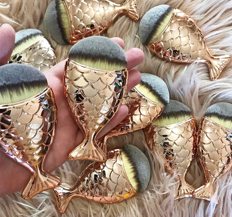 Кисти для макияжа Mermaid Identity в виде русалочьих хвостов | Vogue