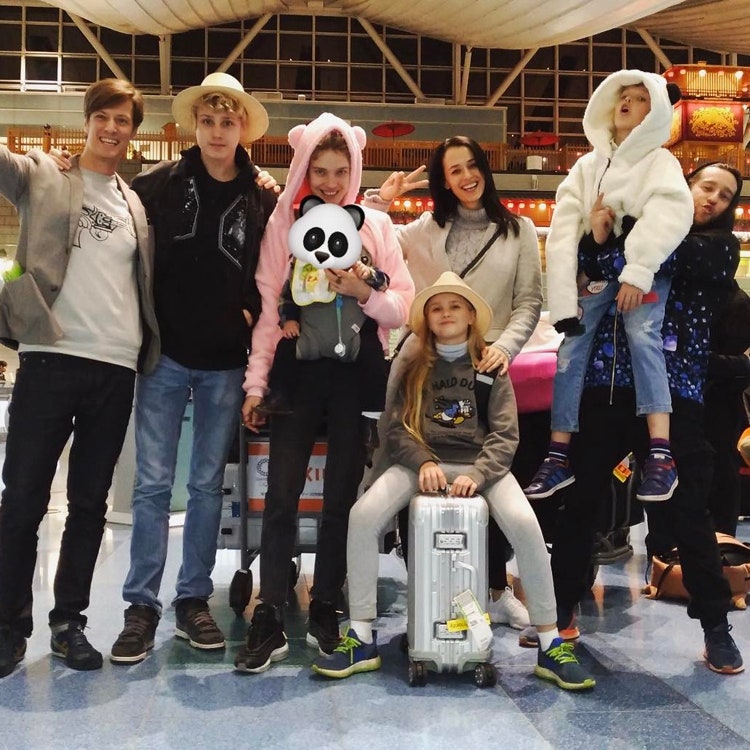 Наталья Водянова в Токио с детьми и Дереком Бласбергом фото из путешествия | Vogue