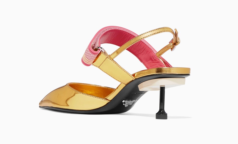 Туфли Prada из золотистой кожи на каблукешпильке в форме гвоздя | Vogue