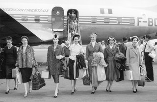 Модели прилетели в Австралию на показ коллекции Christian Dior Haute Couture осеньзима 1957 — последней для Кристиана Диора.