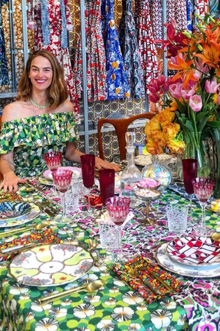 Джей Джей Мартин создала коллекцию предметов для сервировки стола с принтами как на платьях | Vogue