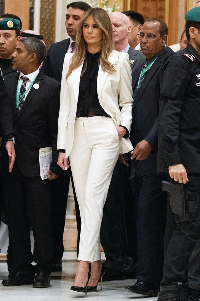 Мелания Трамп фото нарядов в президентском туре 2017