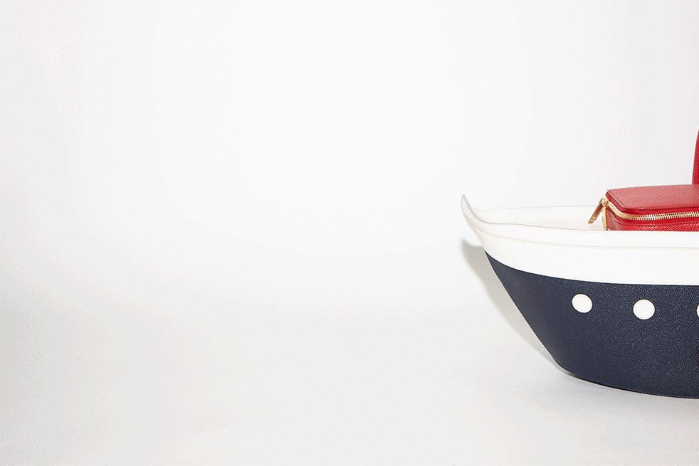 Сумка Thom Browne в виде игрушечного парохода аксессуар из круизной коллекции 2017 | Vogue