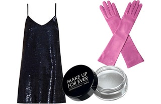 Платье Ashish 9335 рублей matchesfashion.com тени Make Up For Ever Aqua Cream 3 Silver 1361 рубль «Иль де Ботэ» перчатки...