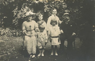 Семья Диор в садах на вилле Les Rhumbs 1912.