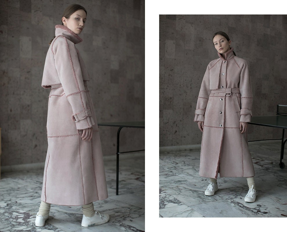 Плащдубленка Luda Nikishina пыльнорозового цвета модель сшитая из овчины по лекалам тренча | Vogue