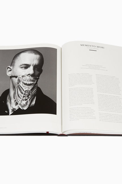 Книги об Александре Маккуине лучшие издания о биографии и творчестве дизайнера | Vogue