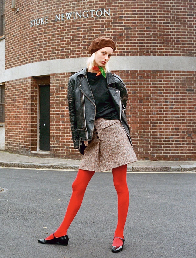 Красные капроновые колготки снова в моде как и с чем их носить | Vogue