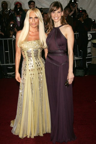 Донателла Версаче и Хилари Суонк на Met Gala 2007.