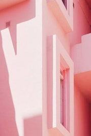 Розовые замки и виллы La Muralla Roja Рикардо Бофилла Palais Bulles Пьера Кардена | Vogue