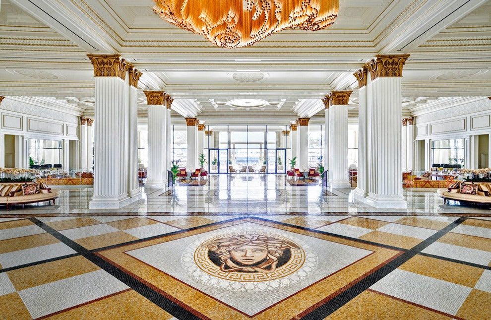 Palazzo Versace открылся в Дубае фото фасада здания и интерьеров